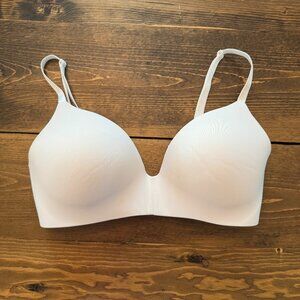 Victoria’s Secret wear every where light lined wireless bra-size 34DD-white
